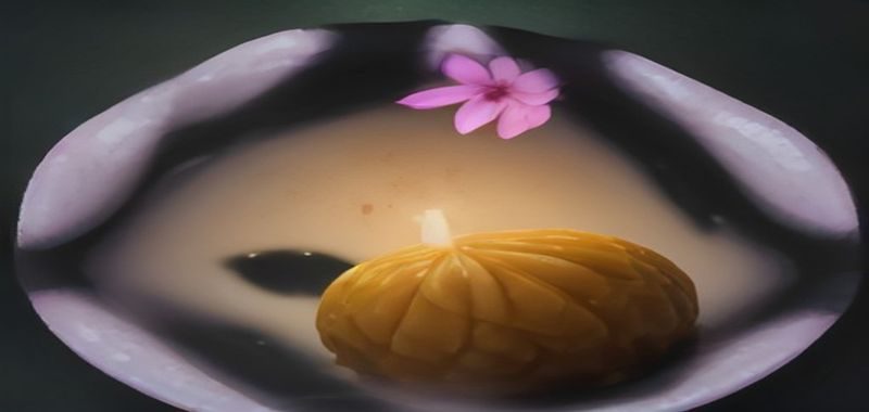 一位读者在温暖的台灯下阅读番茄小说，书页半掩，光线柔和，营造出沉浸式阅读的宁静氛围