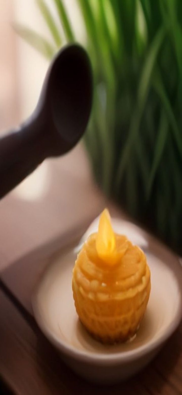 番茄小说 App 首页推荐书单与分类入口，暖黄基调，卡片布局清晰